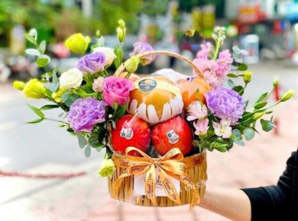 Giỏ Trái Cây: Giỏ Trái Cây Mix Hoa Tặng Sinh Nhật Vợ - GTC139 | Flosa