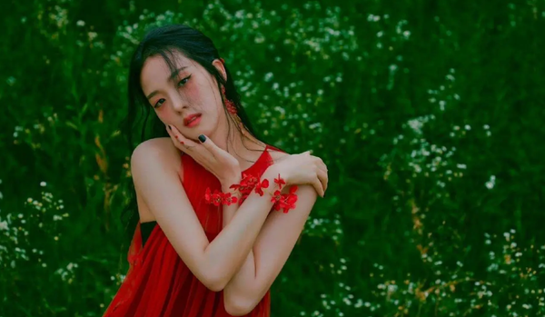Jisoo tựa như đóa hoa nở rộ đẹp rực rỡ
