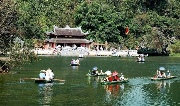 Chùa Hương là một trong những điểm đến tâm linh nổi tiếng tại Hà Nội.