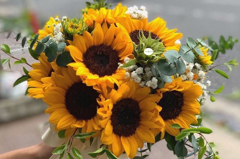 Bó hoa cưới hoa hướng dương với ý nghĩa tình yêu chân thành và hy vọng tươi sáng