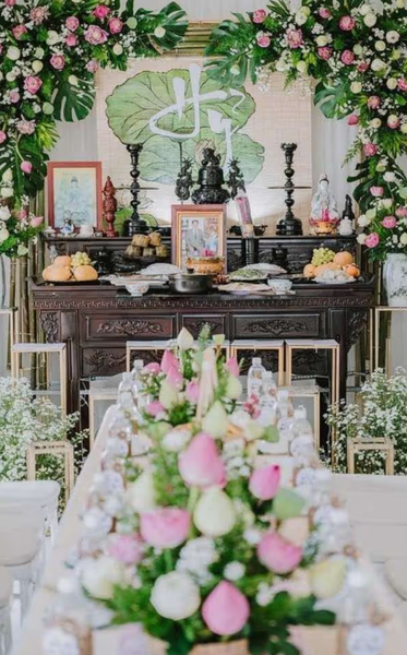 Một trong những mẫu trang trí bàn gia tiên đám cưới cho gia đình theo đạo Phật.