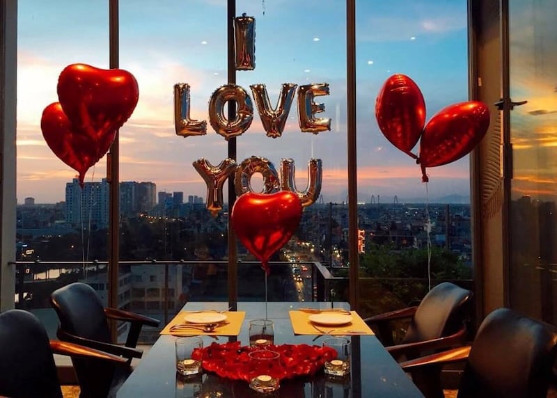 Bữa tối lãng mạn dưới ánh nến - quà tặng sinh nhật bất ngờ cho người yêu.