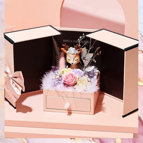 Luxurious, high-class design of 20/10 rose box (Source: Collection)