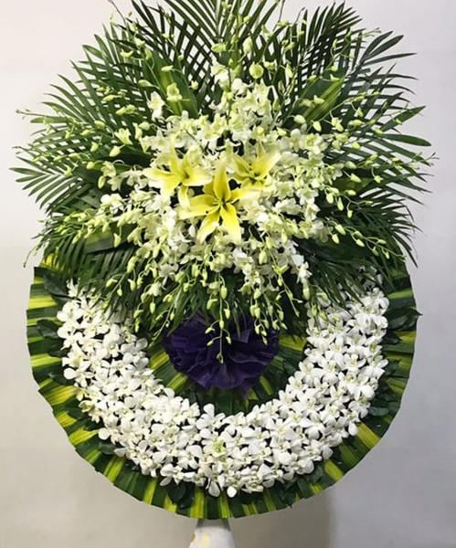 Vòng hoa huệ trắng viếng tang lễ vô cùng sang trọng và bắt mắt.