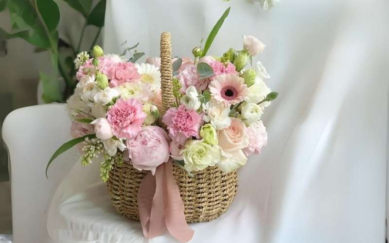 Mẫu cắm lẵng hoa cát tường rực rỡ chơi xuân