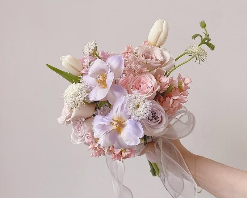 Mẫu hoa cưới cẩm tú cầu và hoa tulip