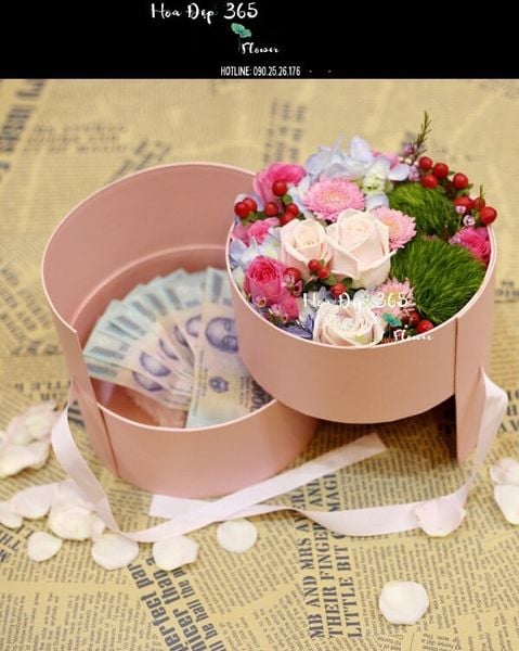 Hộp hoa tươi 2 tầng: Beautiful Baby - HH13 được thiết kế với các loại hoa: Hoa Hồng Pastel, Hoa Hồng Dâu, Chuỗi Ngọc Đỏ, Hoa Cẩm Tú Cầu, Green Vicky.