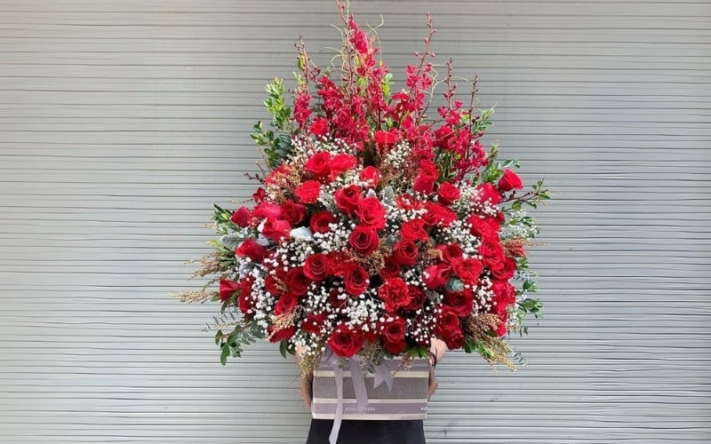 Mẫu lẵng hoa hồng đỏ sang trọng và quý phái