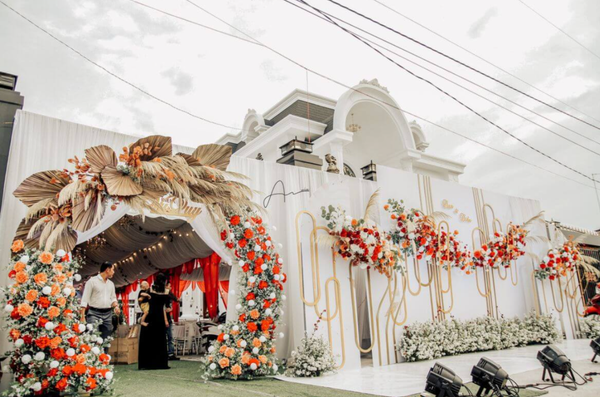 Một chiếc cổng hoa cưới sang trọng.
