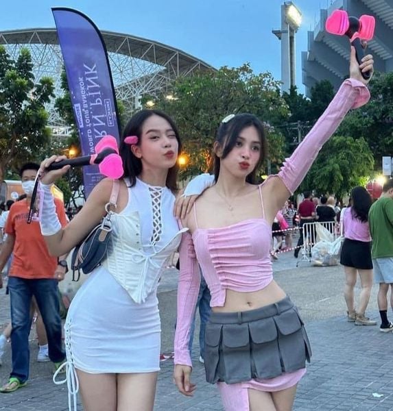Vợ chồng Anh Tú và Diệu Nhi lựa chọn tông đen và nâu khi đi xem concert của BLACKPINK. Điểm nhấn chiếc áo thun in hình 5 thành viên BlackPink và thành viên thứ 5 không ai khác ngoài vợ anh chàng - Diệu Nhi.