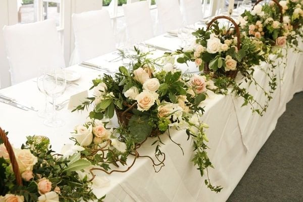 Một trong những mẫu cắm hoa để bàn dài xinh xắn và được ưa chuộng hiện nay mà bạn không nên bỏ lỡ.