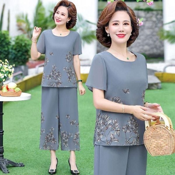 Những set đồ bộ, đầm váy đẹp là quà tặng mẹ đơn giản, gần gũi