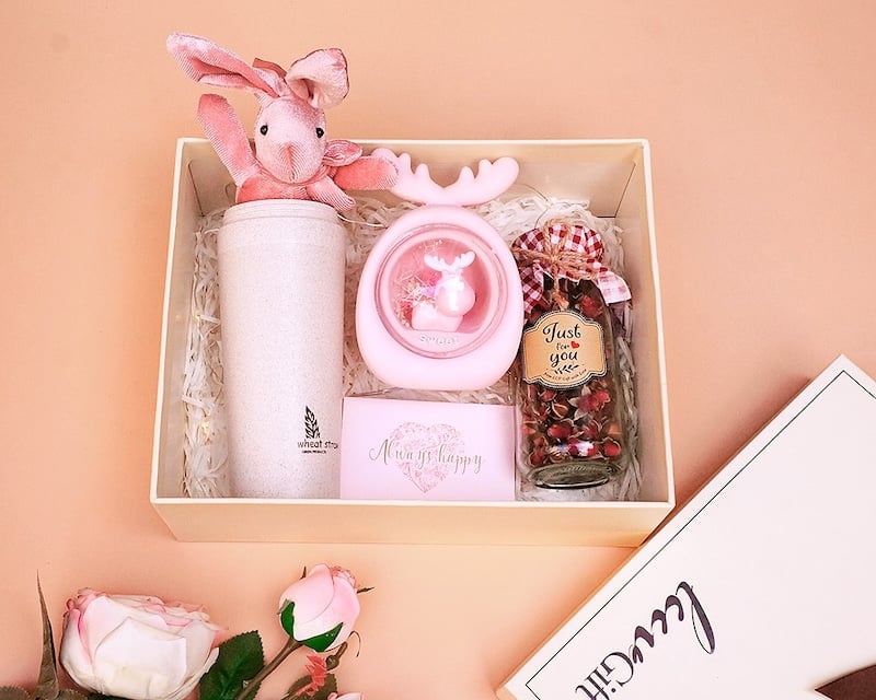 Một hộp quà được gói cẩn thận, thắt nơ tỉ mỉ, giấy gói trang nhã sẽ nâng tầm giá trị món quà và thể hiện sự trân trọng của bạn ngay từ cái nhìn đầu tiên.