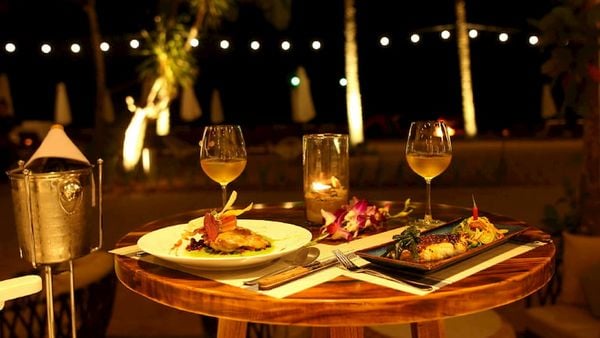 Một bữa tiệc kỷ niệm ấm cúng, hạnh phúc