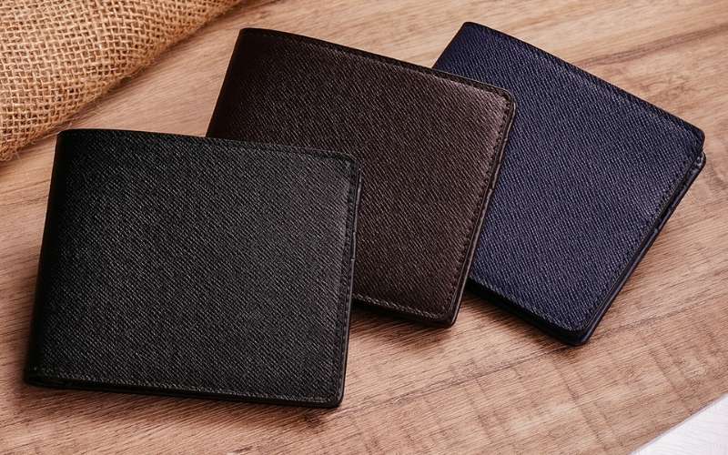 Ví, bóp tiền là những món quà thiết thực và tiện dụng mà bạn có thể tặng cho đồng nghiệp