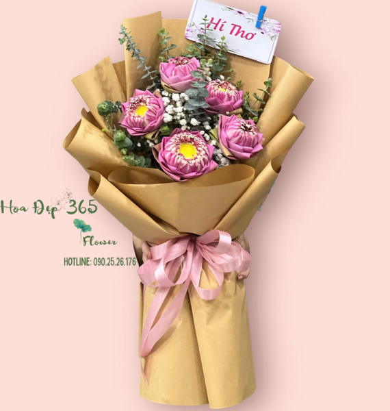 Bó hoa Sen hồng tặng mẹ và bà tỏ lòng hiếu kính