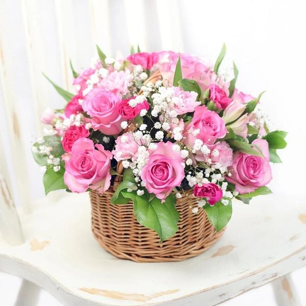 Giỏ hoa hồng tặng 20/10 cho người yêu mix hoa hồng phấn kèm hoa baby trắng đẹp rực rỡ
