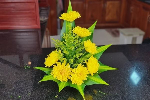 Mẫu hoa cúc vàng cắm để bàn cực duyên dáng và không kém phần rực rỡ.