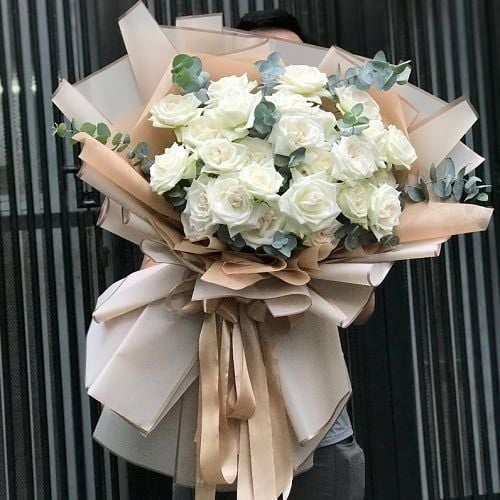 Bó hoa hồng trắng cỡ đại dành cho các cặp đôi đang yêu.