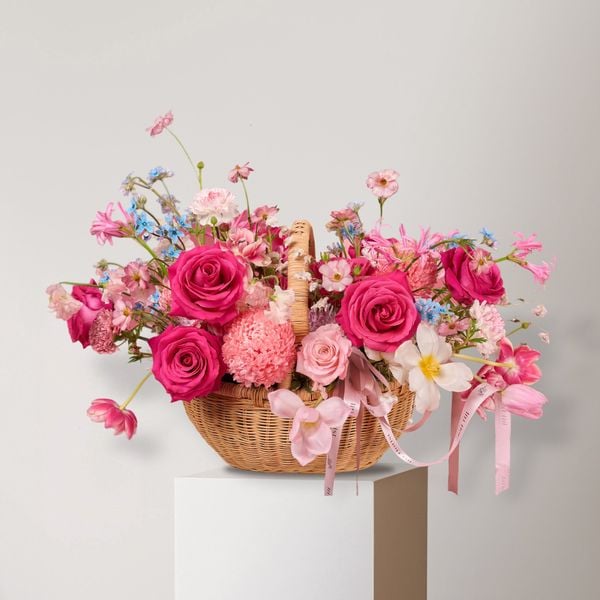 Basket of 20/10 roses mixed with various other flowers, very eye-catching (Source: Collection)