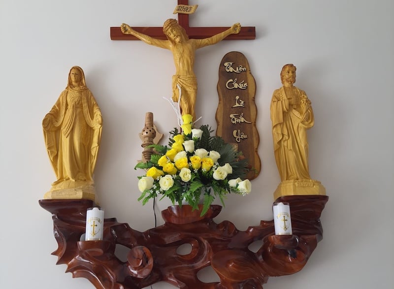 Cắm hoa hình tam giác chưng bàn thờ chúa đẹp