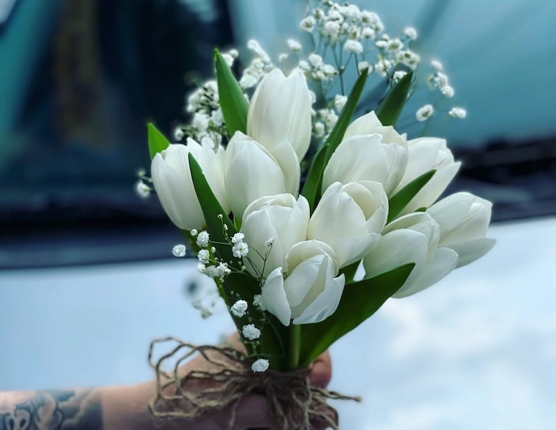 Hoa cưới tulip trắng mix hoa baby nhẹ nhàng