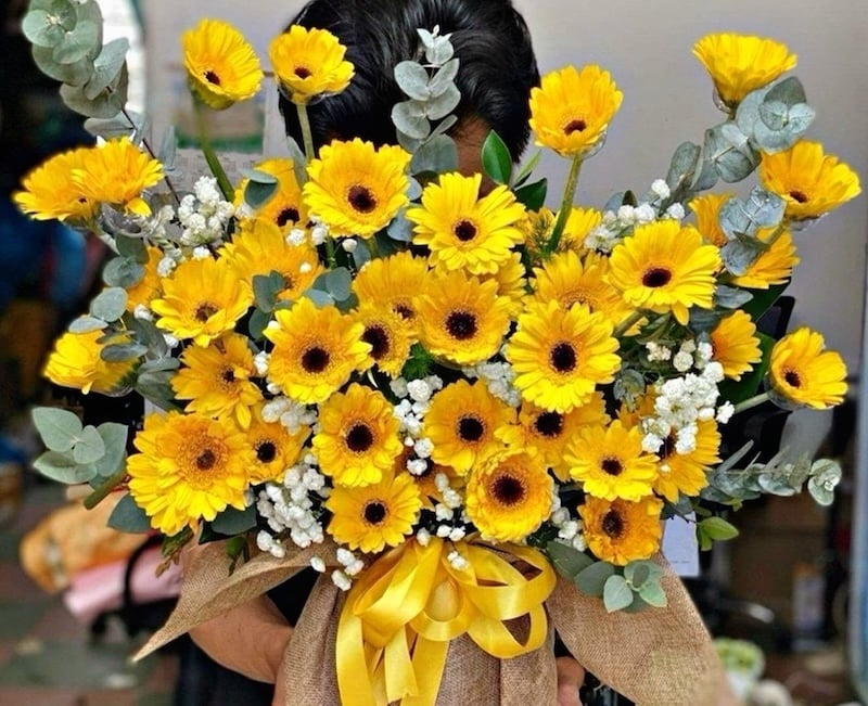 Mẫu cắm hoa đồng tiền vàng phối hướng dương