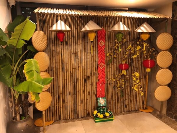 Rộn ràng đón Tết với lồng đèn đỏ và dây pháo, mang đến không gian ấm cúng và tràn đầy may mắn