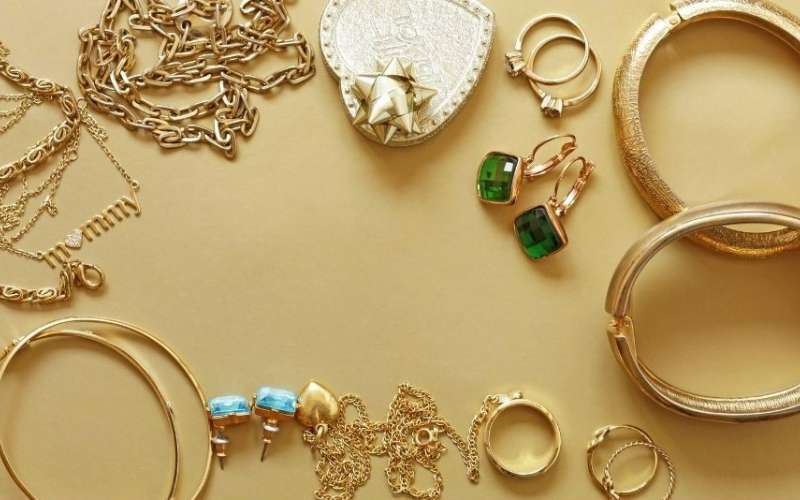 Trang sức là món quà chỉ nên tặng cho đồng nghiệp thân thiết, nhằm thể hiện sự trân trọng của bạn đối với người đó