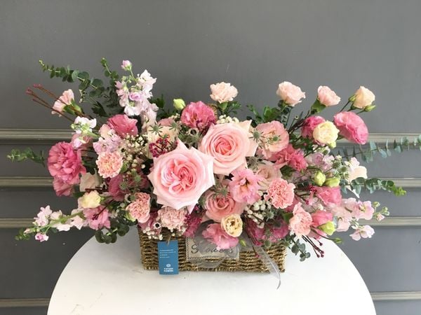 Giỏ hoa hồng ngập ngàn sắc màu ngọt ngào, yêu thương