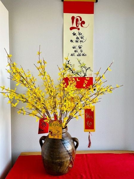 Mẫu hoa mai cắm bàn thờ dịp tết