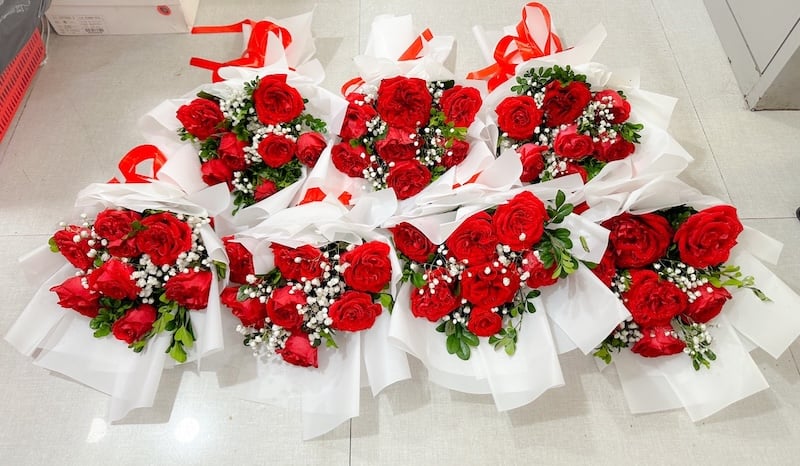 Bó hoa hồng đỏ thắm tặng sự kiện dành cho khách mời nữ