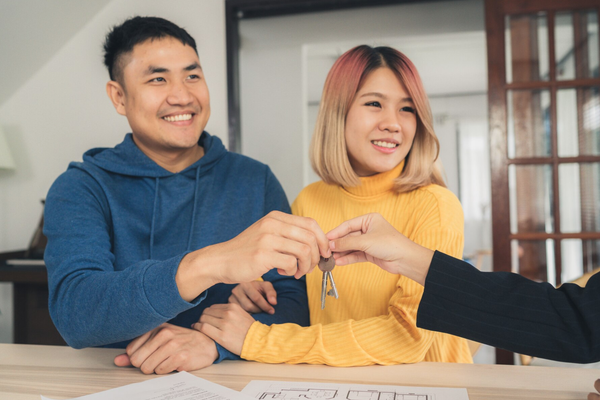 Mua nhà hoặc xe để làm quà kỷ niệm ngày cưới