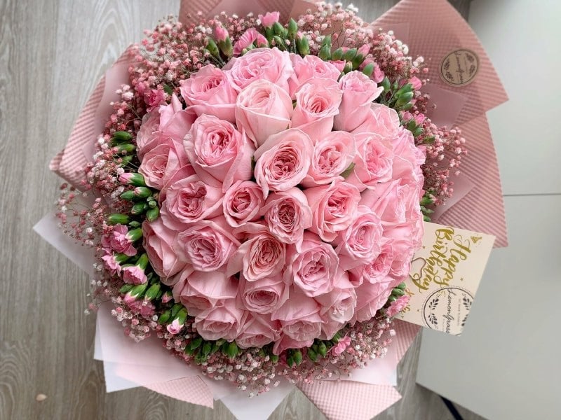 Một bó hoa tốt nghiệp tươi thắm gửi gắm những lời chúc tốt đẹp nhất về một tương lai thành công và tươi sáng