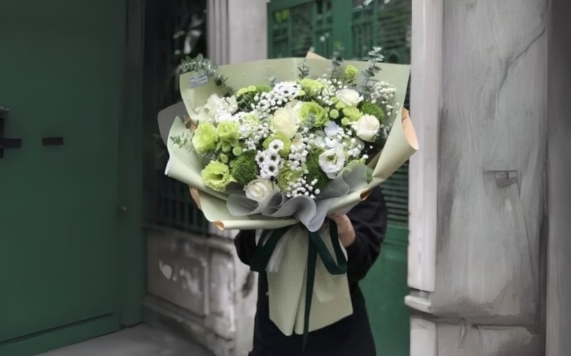 Mẫu bó hoa lớn mix nhiều loại hoa tone trắng xanh thích hợp tặng sếp/đồng nghiệp