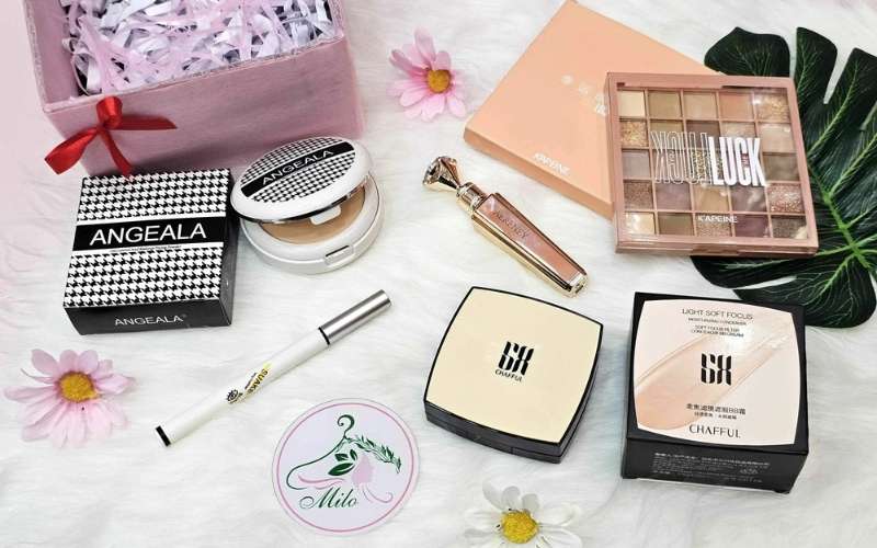 Còn đối với đồng nghiệp nữ, một bộ mỹ phẩm là sẽ là lựa chọn thiết thực và ý nghĩa