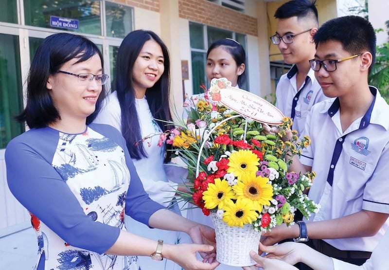 Ý nghĩa sâu sắc của việc tặng hoa cho thầy cô trong ngày 20/11