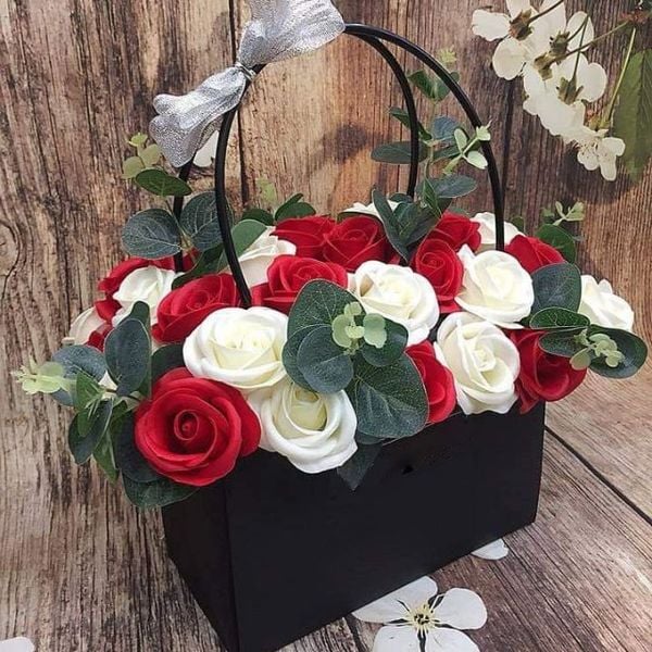 Cách cắm hoa đẹp để bàn theo mô típ hình hộp chữ nhật vô cùng thanh lịch và tao nhã.