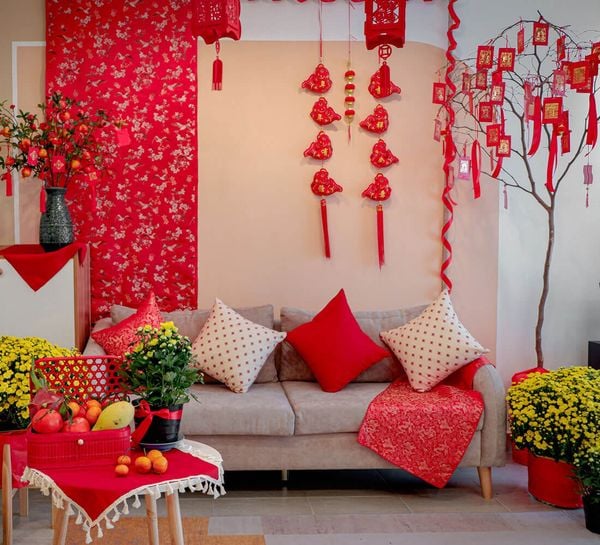 Phòng khách rực rỡ đón xuân với những kiểu trang trí Tết độc đáo, mang đến không gian ấm cúng và ngập tràn tài lộc