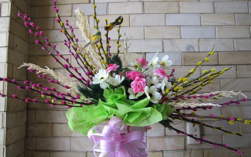 Mẫu cắm nụ tầm xuân ngày Tết hình tổ chim