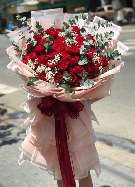 Bó hoa hồng đỏ rực cực đại dành tặng mẹ nhân dịp 20/10.
