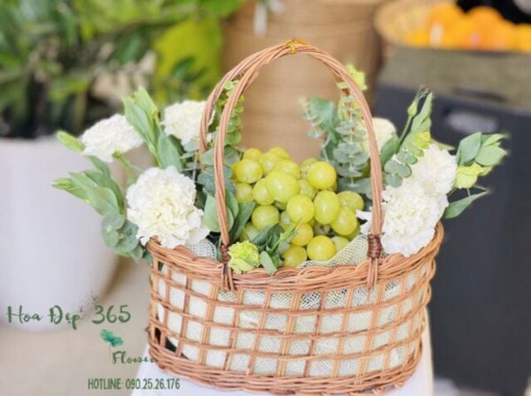 Giỏ Nho Trái Cây Tết Mix Hoa Tặng Bạn Gái - GTC119