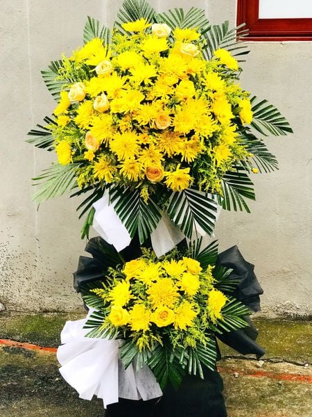 Hoa viếng màu vàng tượng trưng cho lời cầu chúc bình an và hạnh phúc cho người quá cố ở thế giới bên kia