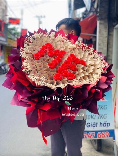 Đừng để thời đại bỏ xa bạn, bó hoa 20/10 bằng tiền đang là trào lưu không phải ai cũng sánh đo được
