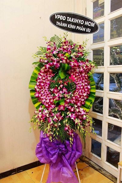 Vòng hoa tang lễ được thiết kế chủ yếu từ hoa lan tím.