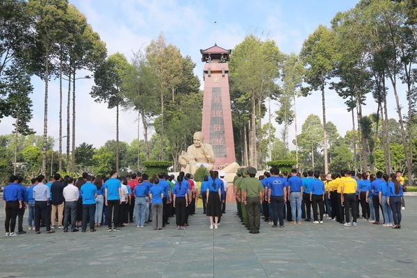 Lễ dâng hương, dâng hoa tại nghĩa trang Liệt sĩ huyện Củ Chi