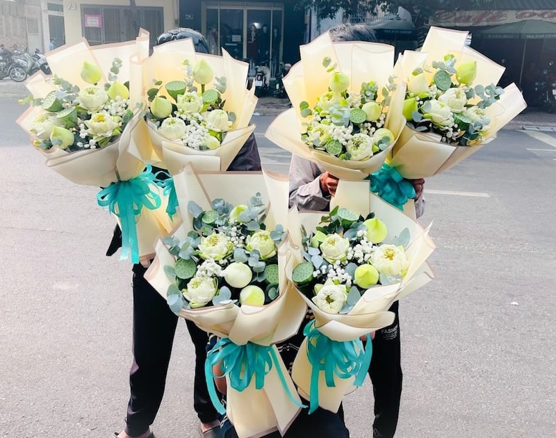 Bó hoa sen trắng sang trọng tặng diễn giả cho sự kiện lớn