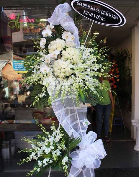 Vòng hoa tang đẹp mắt được tạo nên từ hoa huệ và hoa hồng trắng.