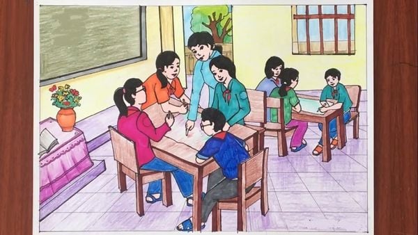 Học sinh đang cùng với giáo viên bàn bạc làm báo tường cho ngày 20/11