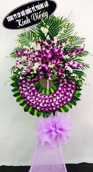 Vòng hoa lan tím kính viếng cho ngày tang lễ cực kỳ thích hợp và đẹp mắt.